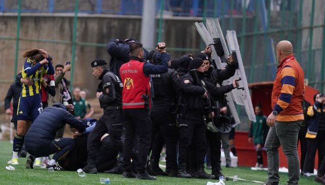 Fenerbahçe’ye çirkin saldırı! Polis kalkan oldu