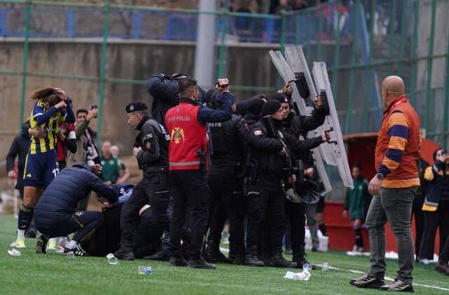 Fenerbahçe’ye çirkin saldırı! Polis kalkan oldu