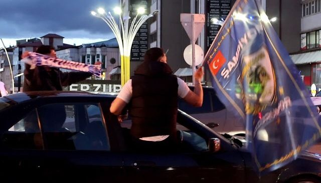 Formalarını giyip bayraklarını çıkarttılar! Şimdiden Süper Lig’e çıkacak olmanın coşkusunu yaşıyorlar