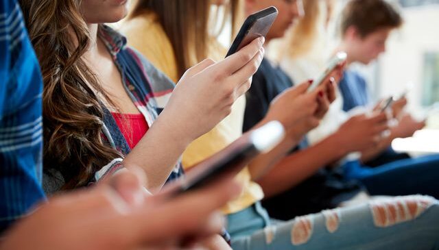 Fransa’da tüm öğrenciler ayakta! Kişisel verileri internete sızdı