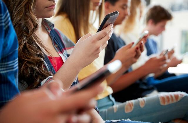 Fransa’da tüm öğrenciler ayakta! Kişisel verileri internete sızdı