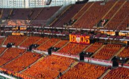 Galatasaray yönetimi, tüm tribünleri sarı-kırmızılı bayraklarla donattı