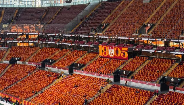 Galatasaray yönetimi, tüm tribünleri sarı-kırmızılı bayraklarla donattı