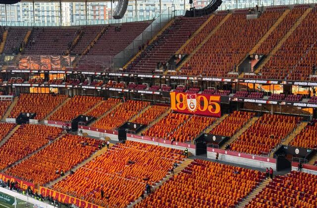 Galatasaray yönetimi, tüm tribünleri sarı-kırmızılı bayraklarla donattı
