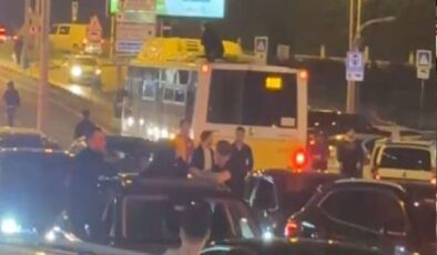 Galibiyet kutlamalarında Galatasaylı taraftar otobüsün üzerinde yolculuk yaptı