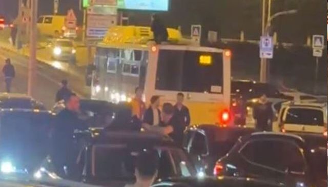 Galibiyet kutlamalarında Galatasaylı taraftar otobüsün üzerinde yolculuk yaptı