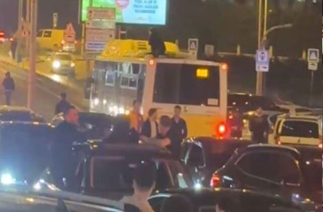 Galibiyet kutlamalarında Galatasaylı taraftar otobüsün üzerinde yolculuk yaptı