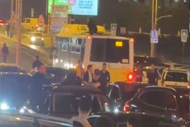 galibiyet kutlamalarinda galatasayli taraftar 19783324 8285 o