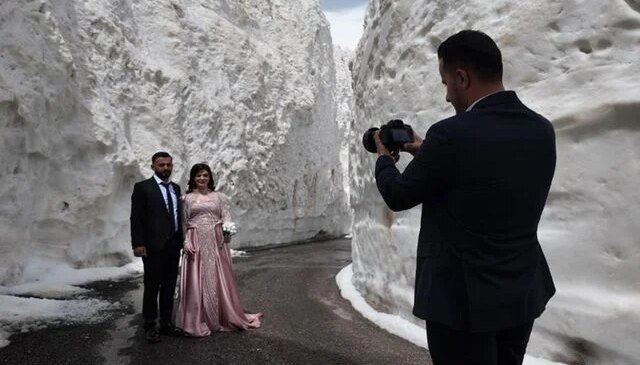 Gelin ve damat adayı kar tünelinde fotoğraf çekimi yaptı