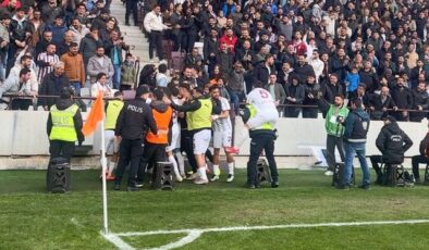 Gol attılar! Sevincini arkadaşları ya da taraftarlar yerine bakın kiminle paylaştı