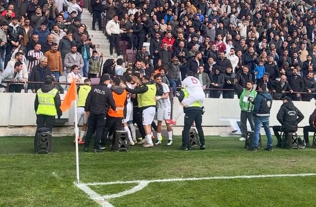 Gol attılar! Sevincini arkadaşları ya da taraftarlar yerine bakın kiminle paylaştı