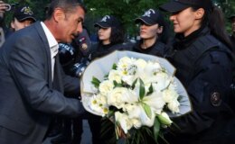 Günlerdir süren krizin ardından madenciler polislere çiçek verdi