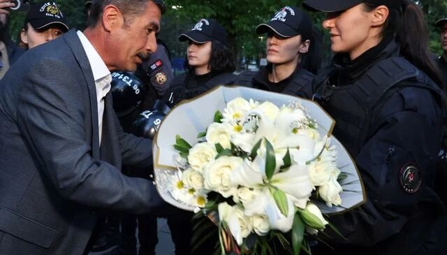Günlerdir süren krizin ardından madenciler polislere çiçek verdi