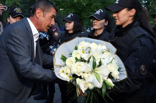 Günlerdir süren krizin ardından madenciler polislere çiçek verdi