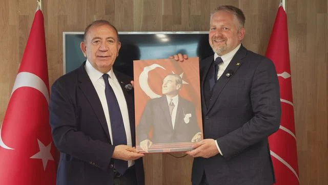 CHP’li Gürsel Tekin dünyada tanınmayan ülkenin cumhurbaşkanını ağırladı