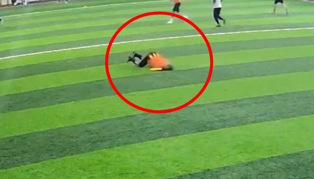 Halı sahada kahreden son! Kamera her şeyi kaydetti