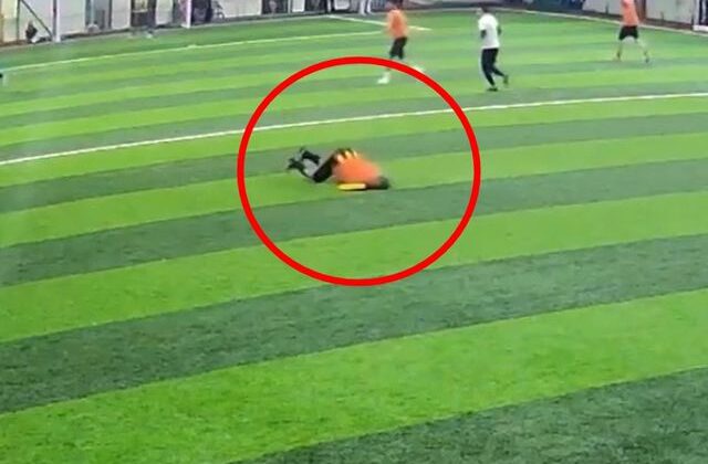 Halı sahada kahreden son! Kamera her şeyi kaydetti