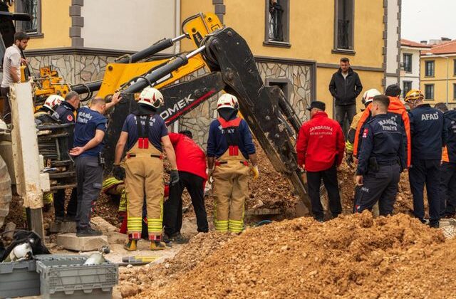 Hayatını kaybeden işçinin cansız bedeni göçük altından çıkarıldı