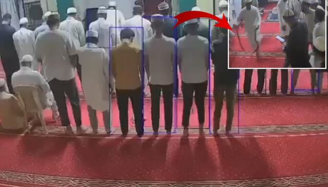 Hindistan’da camiye giren yılan paniğe neden oldu