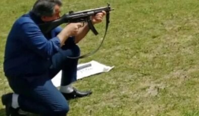 İlçe Milli Eğitim müdüründen silahlı paylaşım! Tepki gelince kaldırdı