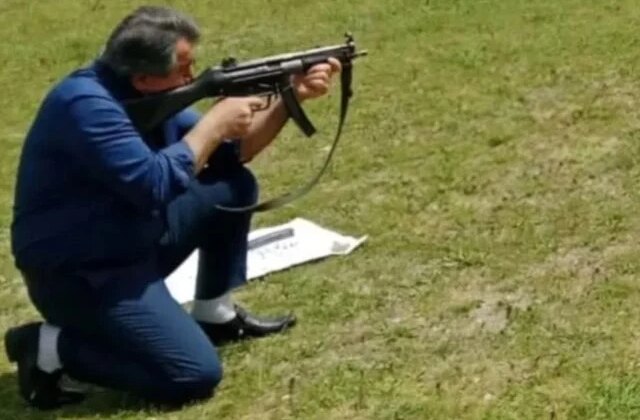 İlçe Milli Eğitim müdüründen silahlı paylaşım! Tepki gelince kaldırdı