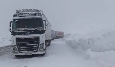 Görüntü bugün çekildi! Tipi bastırdı, araçlar yolda kaldı