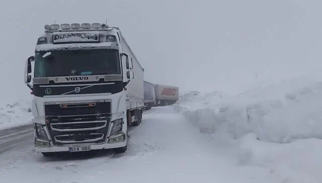 Görüntü bugün çekildi! Tipi bastırdı, araçlar yolda kaldı