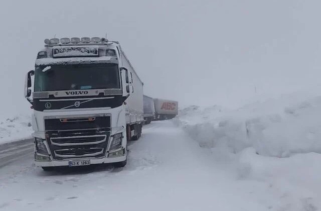 Görüntü bugün çekildi! Tipi bastırdı, araçlar yolda kaldı
