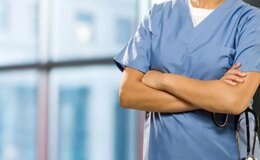 İngiltere’de hastaneler personel açığı nedeniyle hemşireleri doktorların yerine kullanıyor