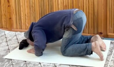 İnşaat işçisinden örnek davranış: Camiyi kirletmemek için nalburdan aldığı malzemenin üzerinde namazını kıldı