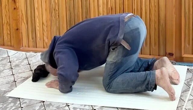 İnşaat işçisinden örnek davranış: Camiyi kirletmemek için nalburdan aldığı malzemenin üzerinde namazını kıldı