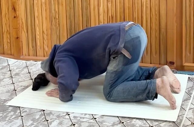 İnşaat işçisinden örnek davranış: Camiyi kirletmemek için nalburdan aldığı malzemenin üzerinde namazını kıldı