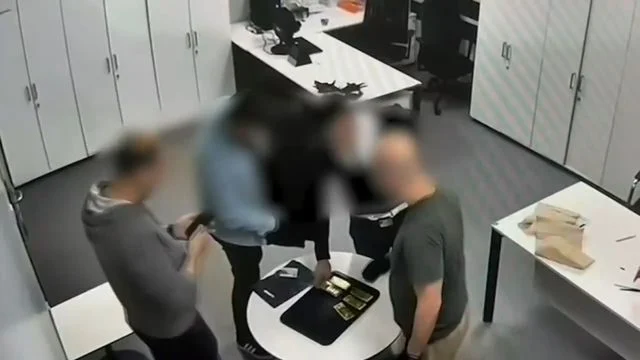 Interpol tarafından ‘Kırmızı Bültenle’ aranan altın kaçakçısı İstanbul’da yakalandı