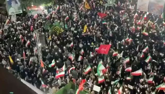 İranlılar kritik altyapı noktalarında insan zincirleri oluşturdu