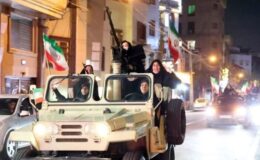 İranlı kadınlar da silah kuşanıp sokağa çıktı! Verdikleri mesaj net