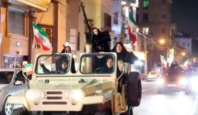 İranlı kadınlar da silah kuşanıp sokağa çıktı! Verdikleri mesaj net