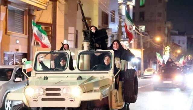 İranlı kadınlar da silah kuşanıp sokağa çıktı! Verdikleri mesaj net