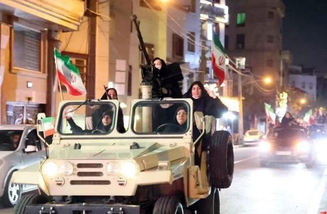 İranlı kadınlar da silah kuşanıp sokağa çıktı! Verdikleri mesaj net