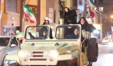 İranlı kadınlardan ağır silahlarla gövde gösterisi