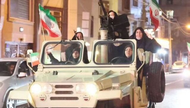 İranlı kadınlardan ağır silahlarla gövde gösterisi