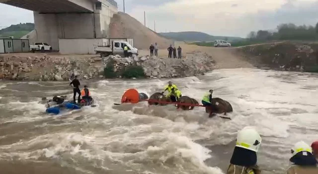 Bursa’da akıntıya kapılarak devrilen traktördeki 10 işçi vinçle kurtarıldı