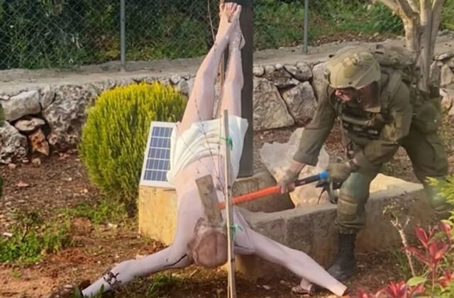 İsrail askeri İsa heykeline balta ile saldırdı