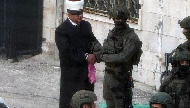 İsrail askerleri Filistinli eski bakanı ellerini ve gözlerini bağlayarak gözaltına aldı