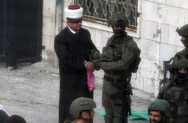 İsrail askerleri Filistinli eski bakanı ellerini ve gözlerini bağlayarak gözaltına aldı