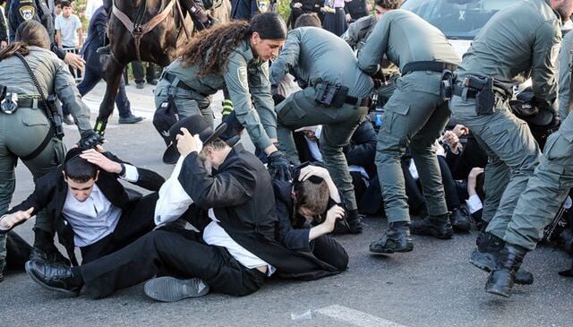 İsrail’in Askalan kentinde zorunlu askerlik karşıtı Harediler, askeri polis komutanının evini bastı