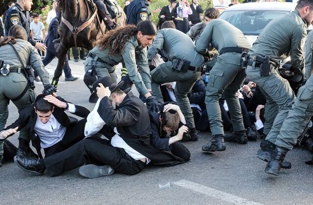 İsrail’in Askalan kentinde zorunlu askerlik karşıtı Harediler, askeri polis komutanının evini bastı