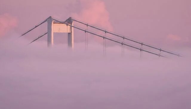 İstanbul Boğazı sis bulutlarının arasında kayboldu