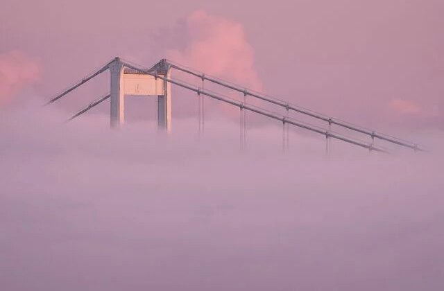İstanbul Boğazı sis bulutlarının arasında kayboldu