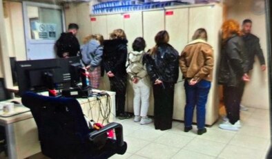 İşte polislerle dalga geçen şahısların emniyetteki görüntüsü