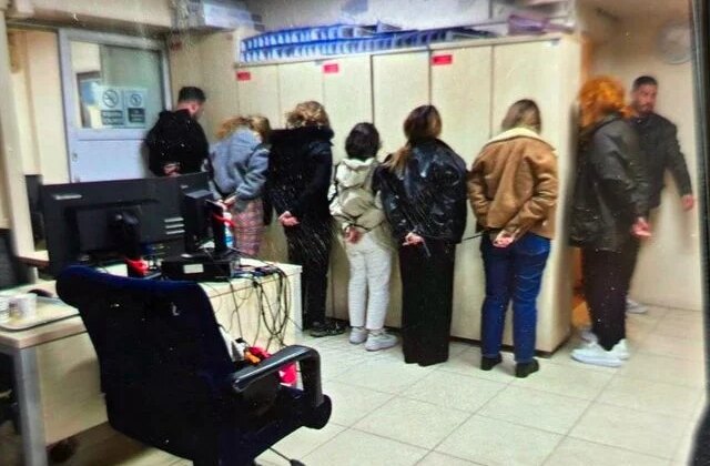 İşte polislerle dalga geçen şahısların emniyetteki görüntüsü